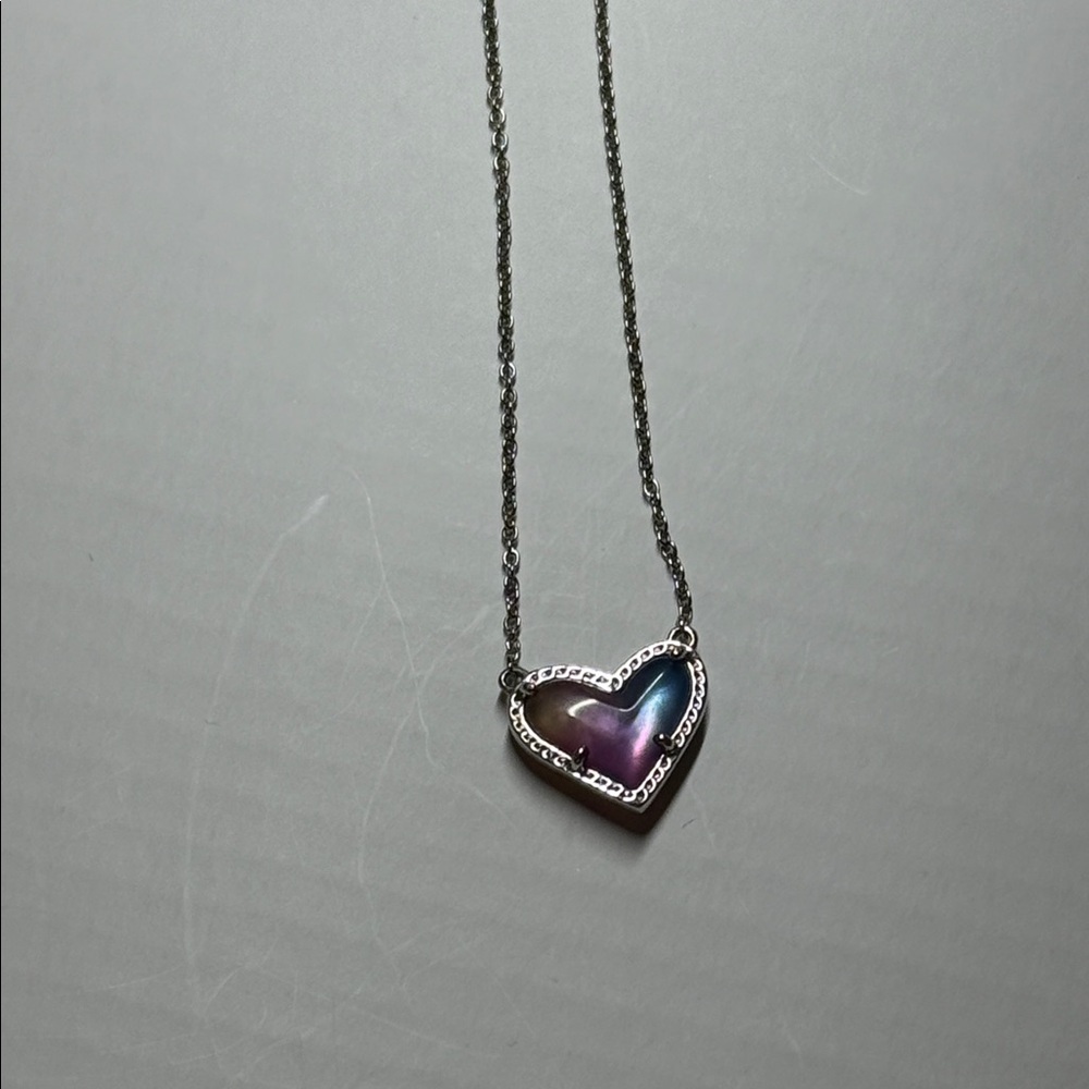 Kendra Scott Ari Heart Necklace and Earrings in Dichronic glass - Picture 3 of 5